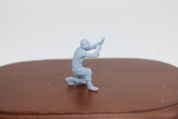 Peddinghaus 3 D Druck 1/48 48F091 Soldat mit Granate für den Granatwerfer