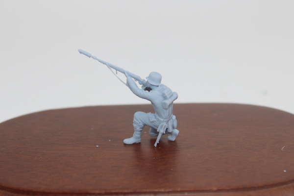 Peddinghaus 3 D Druck 1/35 35W044 Soldat kniend schießt mit Gewehrgranate