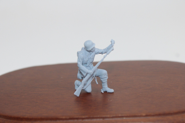 Peddinghaus 3 D Druck 1/35 35W045 Soldat kniend lädt sein Gewehr mit Gewehrgranate