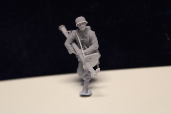 48F016 Wehrmacht tank hunter soldier walking with Panzerschreck and ammobox
