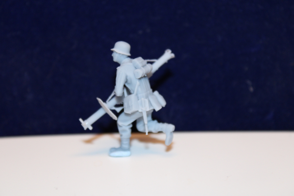 48F016 Wehrmacht tank hunter soldier walking with Panzerschreck and ammobox