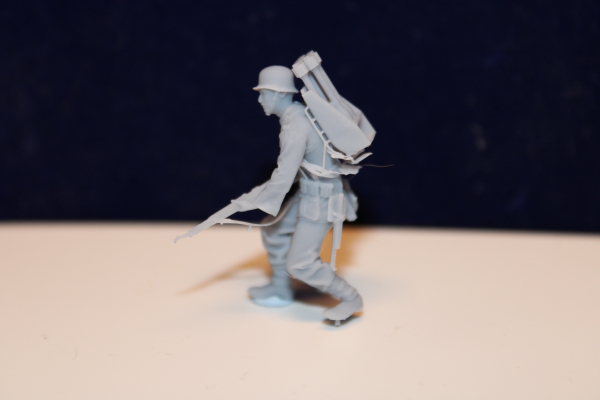 48F007 Wehrmacht Panzerjäger mit Panzerschreck, Soldat gehend mit Gewehr und Tragekiste