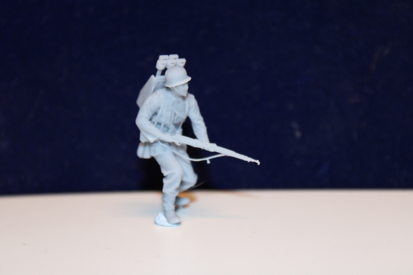 48F007 Wehrmacht Panzerjäger mit Panzerschreck, Soldat gehend mit Gewehr und Tragekiste