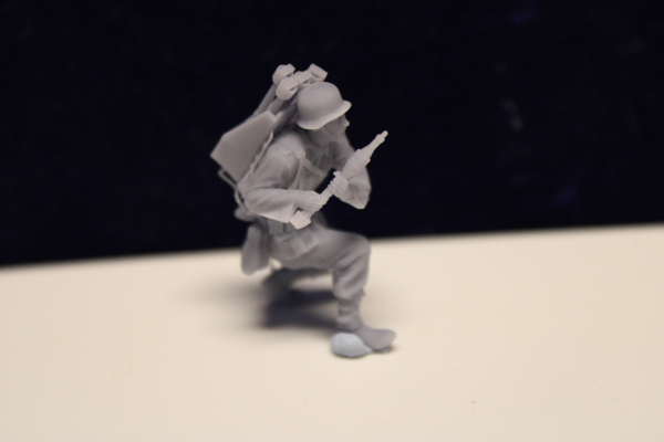 48F010 Wehrmacht tank hunter soldier running with rifle/rocket and backpack