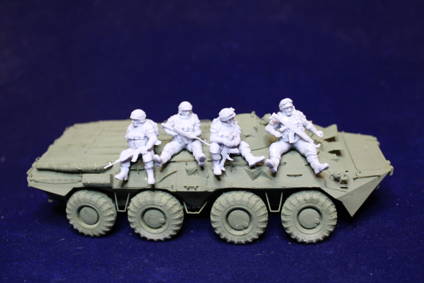 Peddinghaus 3 D Druck 1:48 48219 4 Ukrainian soldiers sitting on a vehicle