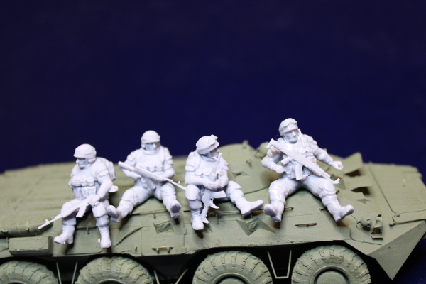 Peddinghaus 3 D Druck 1:48 48219 4 Ukrainian soldiers sitting on a vehicle