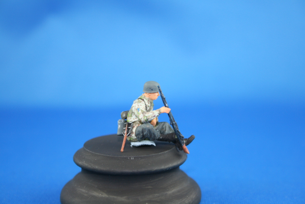 Nordwind 1/48 NWF 009 german para sitting on a tank with MG 42, Adrennes 1944