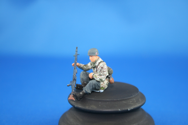 Nordwind 1/48 NWF 009 german para sitting on a tank with MG 42, Adrennes 1944