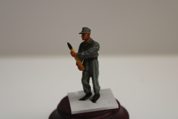 Nordwind 1/48 NWP 020 tankcrewmember Panzer IV during loading ammo