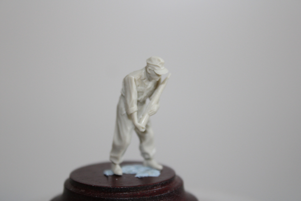 Nordwind 1/48 NWP 021 tankcrewman Panzer IV loading ammo with grenade