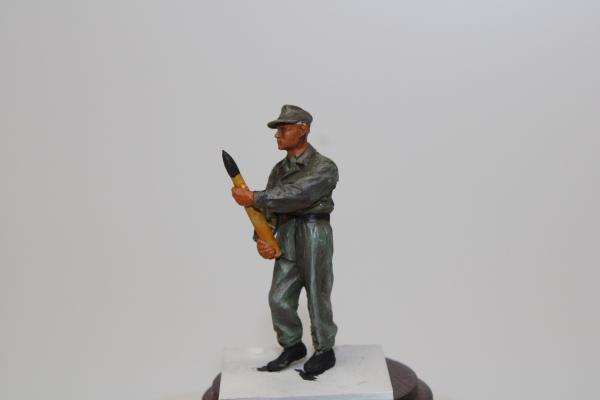 Nordwind 1/48 NWP 021 tankcrewman Panzer IV loading ammo with grenade