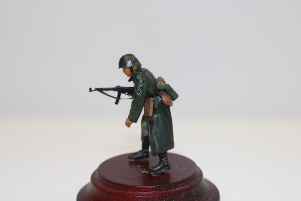 Nordwind 1/48 NWW 007 Soldier in russia with greycoat and assaultrifle typ 44