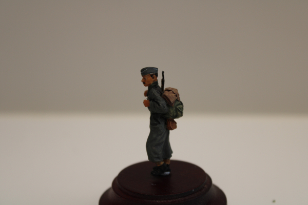 Nordwind 1/48 NWW 029 Soldier walking in greycoat and backpack and rifle