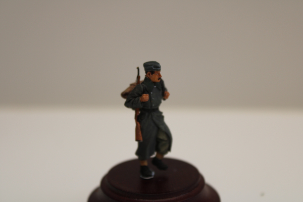 Nordwind 1/48 NWW 029 Soldier walking in greycoat and backpack and rifle