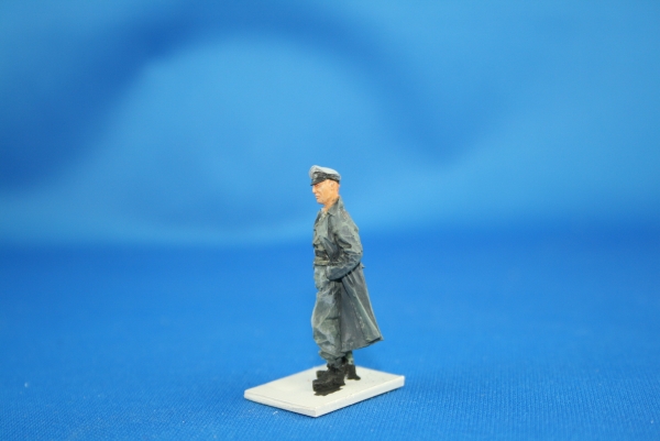 NW 031 german officer in greycoat with peakcap